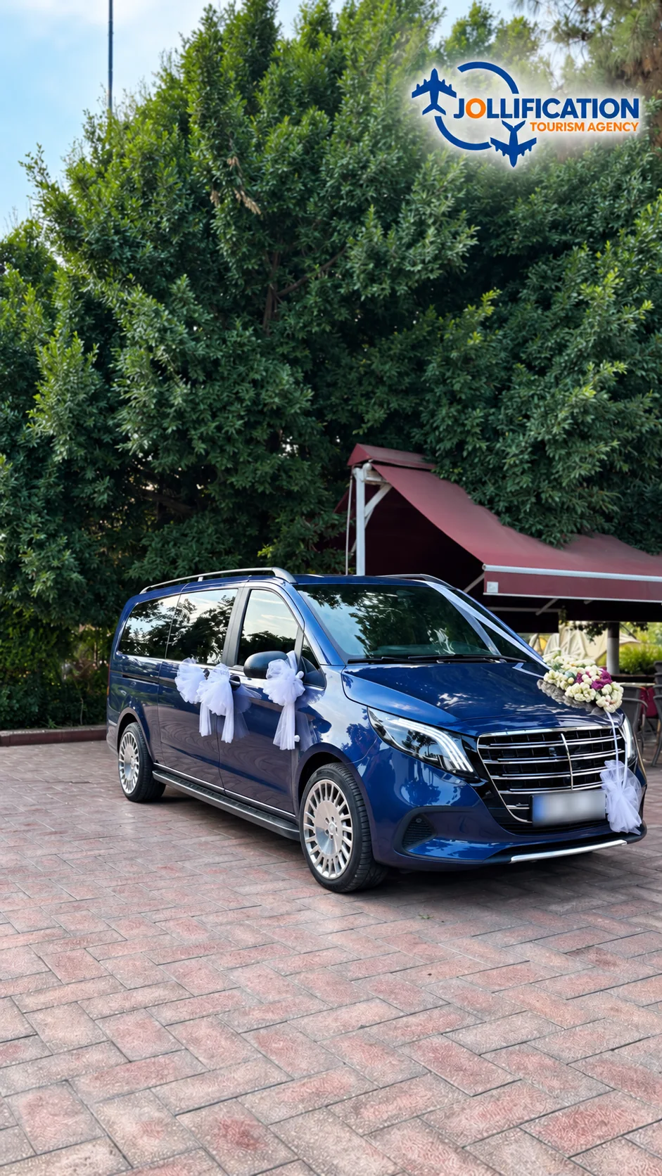 Çiçek ve tüllerle süslenmiş mavi Mercedes VIP gelin arabası
