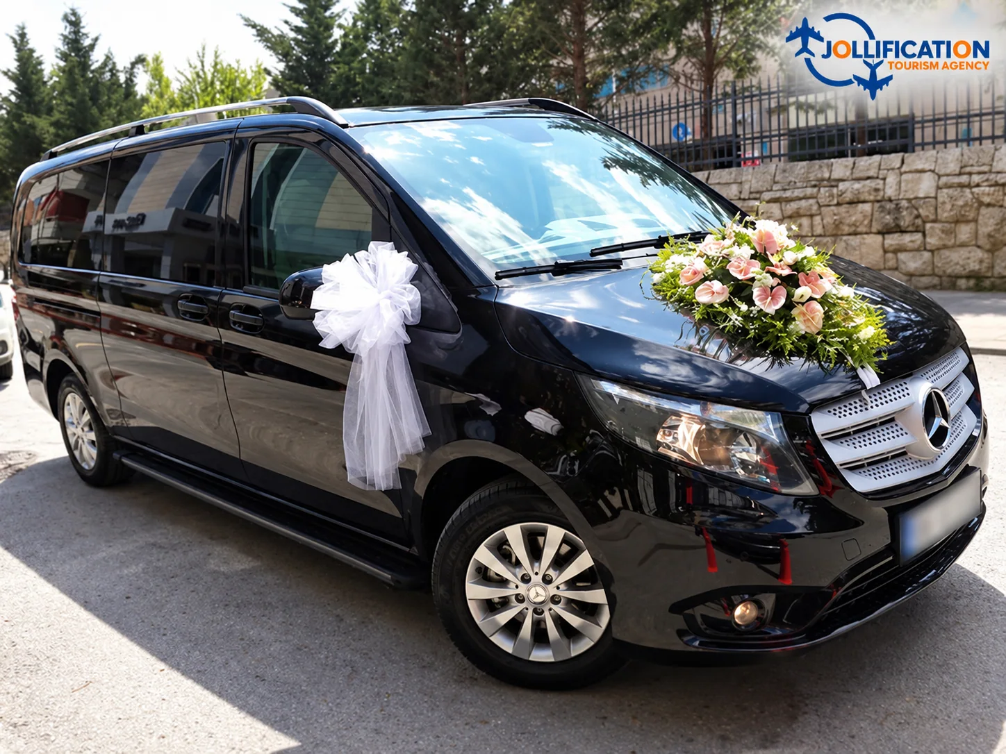 Düğün için çiçek ve tüllerle süslenmiş siyah Mercedes VIP araç